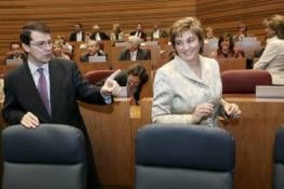 Fernández Mañueco se dirige a María Jesús Ruiz al finalizar el Pleno de constitución de las Cortes