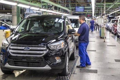 Un operario en la cadena de montaje de la fábrica de Ford Almussafes.