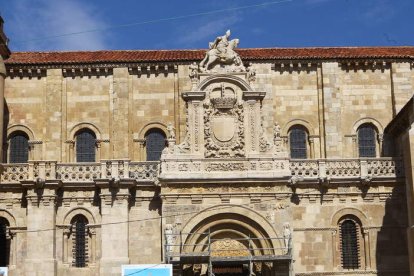 De los andamios que cubrían la fachada sólo queda ya el que da acceso al tímpano y arquivoltas de la Puerta del Cordero.