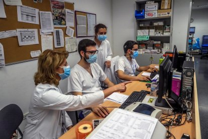 Personal sanitario en la farmacia del Hospital Universitario Puerta de Hierro de Majadahonda. JUANJO MARTÍN (EFE)