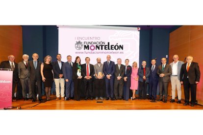 Foto de familia de los asistentes y premiados al I Encuentro Fundación Monteleón 2023 celebrado en el Museo Diocesano. RAMIRO