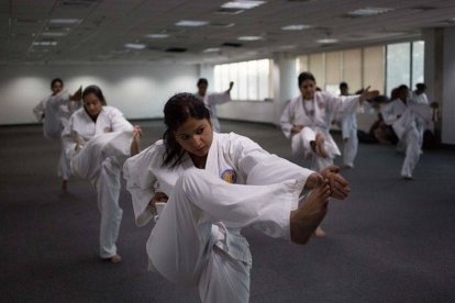 Entrenamiento de las mujeres de la nueva unidad de policía contra los violadores.