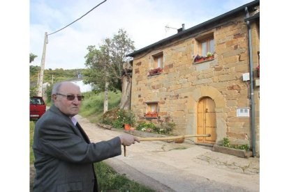 Uno d elos 200 vecinos de Santa Cruz de Montes muestra la casa más antigua del pueblo.