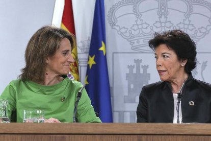 La ministra de Transición Ecológica, Teresa Ribera, junto a la Portavoz Isabel Celáa en la rueda de prensa posterior al Consejo de Ministros.