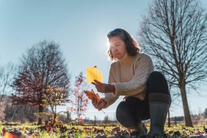 La hilandera y artesana Alba Rueda selecciona hojas en el Arboreto de Lugán para imprimir en fibras naturales con la técnica del ecoprint. Arriba, una araucaria traída de Chile.