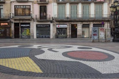 El mosaico de Miró, en el centro de la Rambla un domingo a primera hora de la mañana.