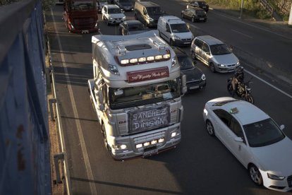 Un grupo de transportistas ralentiza el tráfico con sus camiones para protestar por el alza de los precios del combustible. BRAIS LORENZO