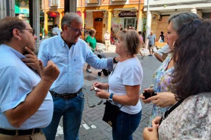 Carrera y Silván, durante su recorrido por las calles de La Bañeza. DL