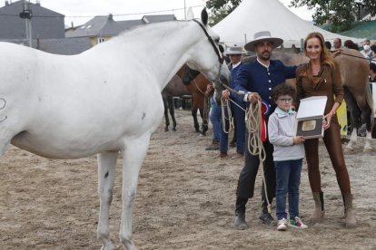 Salvador RJ ganador macho del campeonato junto a sus dueños y Eduardo Morán. L. DE LA MATA