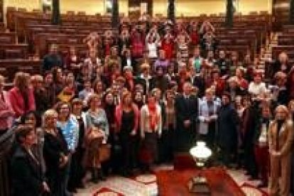 Jesús Caldera, posa con diputadas y representantes de las asociaciones de mujeres,  en el 2004