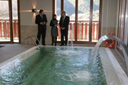 La directora del Antonio Pereira charla con el presidente de Paradores, Miguel Martínez, en el spa.