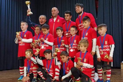 Formación del CD Cerecedo, brillante campeón de la 2.ª División Provincial Prebenjamín y ascendido a la 1.ª División Provincial Prebenjamín para la próxima temporada. DL