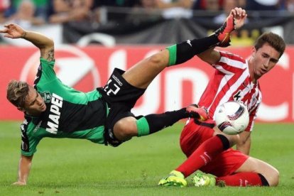 Ricci y Laporte pugnan por un balón.