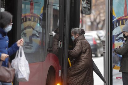 Personas entrando y saliendo de un autobús. MANUEL BRUQUE