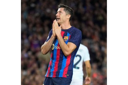 Robert Lewandowski evitó un mal mayor al Barcelona con dos goles capitales. ALEJANDRO GARCÍA