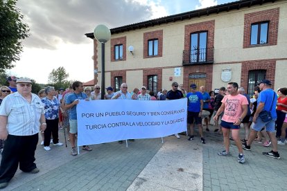 Los vecinos del municipio durante la manifestación. DL