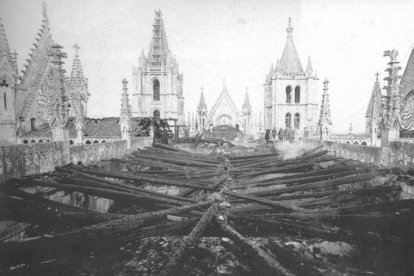 Estado de la techumbre de la Catedral tras el incendio.