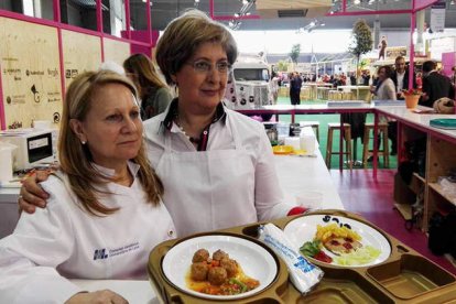 Josefina Manceñido, cocinera, y Soledad Parrado, subdirectora de gestión, en el taller. DL