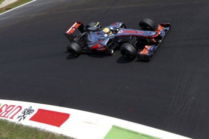 Lewis Hamilton en un giro del circuito de Monza.