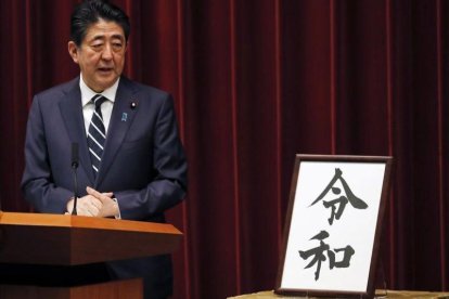 El primer ministro japonés, Shinzo Abe, muestra el nombre de la nueva era del emperador Naruhito.