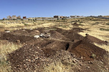 Fosas comunes abiertas en el cementerio de Sidi Salem, en Nador. MOHAMED SIALI