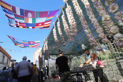 Puestos de la Feria del Ajo de San Miguel, en la edición del verano pasado. ANA F. BARRREDO