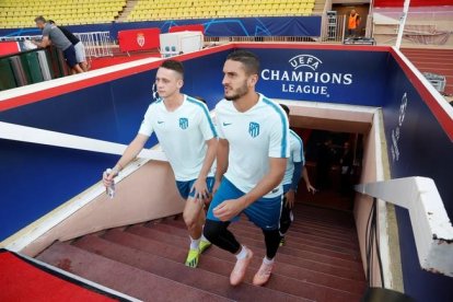 Koke (d), jugador del Atlético de Madrid, durante el entrenamiento previo al partido en Mónaco.