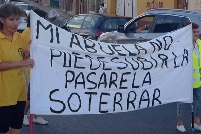 La presión social en defensa del futuro de Trobajo del Camino se manifiesta cada viernes. DL