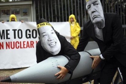 Activistas de la Campaña Internacional para Abolir las Armas Nucleares, ganadora del Nobel de La Paz 2017.