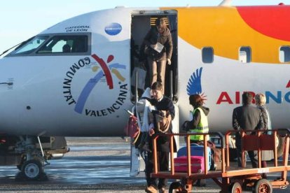 Pasajeros descienden de un avión de la aerolínea Air Nostrum en el aeropuerto de León.