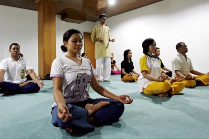 Varios indonesios practican yoga en la Fundación Bali-India en Denpasar.