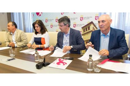 Alfonso Arias, Misericordia Bello, Juan Martínez Majo y Rafael Blanco, ayer, en la firma de los convenios en la Diputación. FERNANDO OTERO