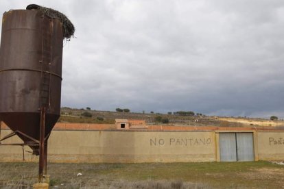 Una pintada rechaza la construcción de las balsas en los municipios de Cimanes y Carrizo. JESÚS