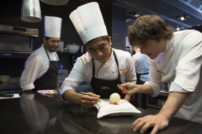 Jordi Cruz alecciona al peruano Elías, 'stagier' del restaurante Àbac, el martes.