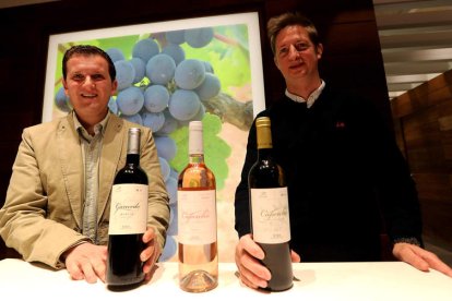 Héctor Gayo, bodeguero, y Fermín Rodríguez-Uría, enólogo, con los vinos de la nueva añada. ANA. F. BARREDO