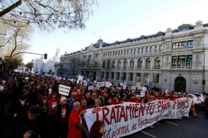 La cabecera de la manifestación de los afectados por la hepatitis C en Madrid, a su paso por la calle de Alcalá.