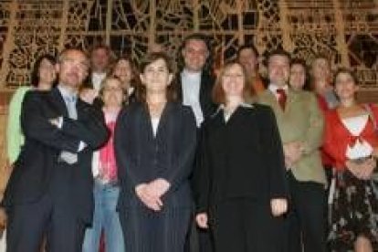 Teresa González junto a los representantes de las empresas austriacas que visitan la provincia