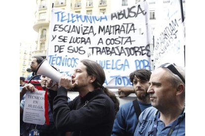 Pablo Iglesias apoyó ayer a los trabajadores de una subcontrata de Telefónica.