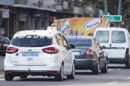 Un taxi circula ayer en León con la matrícula azul.