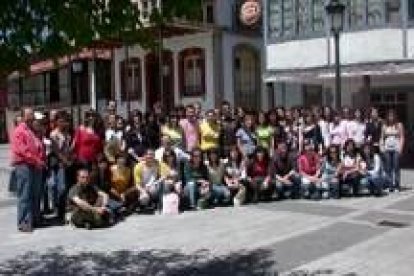 Los participantes y los organizadores del curso, en la plaza Cardenal Aguirre de La Robla