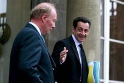 El presidente francés, Nicolás Sarkozy, junto con el ministro de Inmigración, Brice Hortefeux