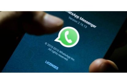 Los ciberdelincuentes utilizan el WhatsApp para cometer la estafa. EFE