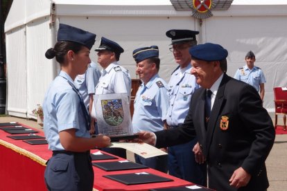 El coronel Zacarías González entrega el diploma a Isabel Castillo