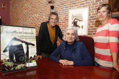 Victoriano Ferrer, Beatriz Gallego y María José Alonso, en la sede de Cáritas ultimando los preparativos de la exposición. RAMIRO