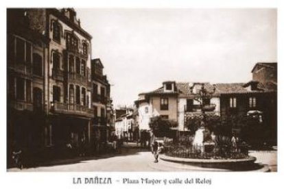 Una de las postales que la editorial Monte Riego recuperará, que muestra la plaza Mayor