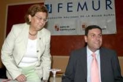 Juana Borrego y Carlos Fernández Carriedo, durante la jornada sobre mujer rural