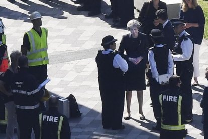 May, durante su visita a la torre incendiada.