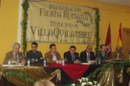 Jesús Celis Sánchez, a la izquierda, durante el pregón de las fiestas de Villaquilambre