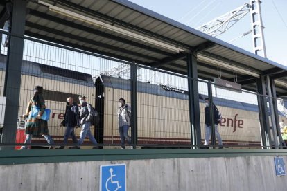 Pasajeros en la estación de tren. DL