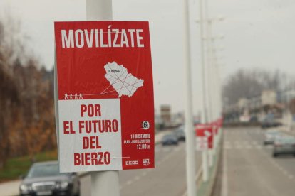 En la avenida de Galicia en Ponferrada ya se pueden ver carteles de la manifestación. L. DE LA MATA